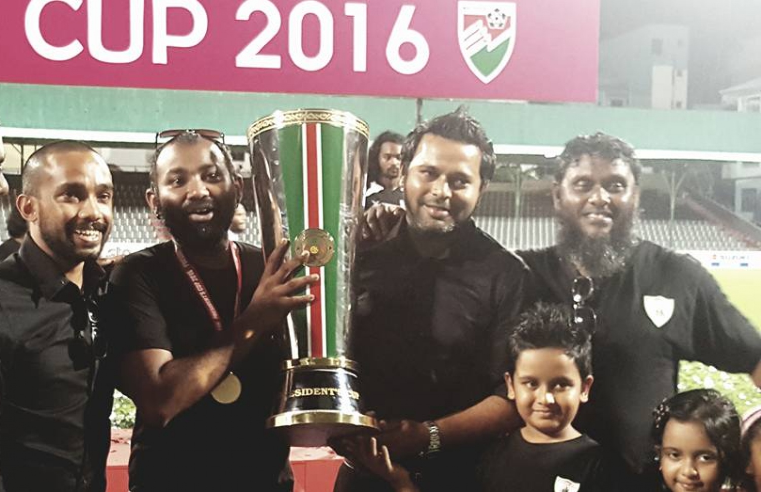 އީގަލްސްގެ ޗެއާމަން ޝިޔާމް (ކ-2) އާއި ޖެނެރަލް ސެކްރެޓަރީ މުފާ (ވ-2) އަދި ކްލަބުގެ ބާނީ ތައުފީގާ އެކު.