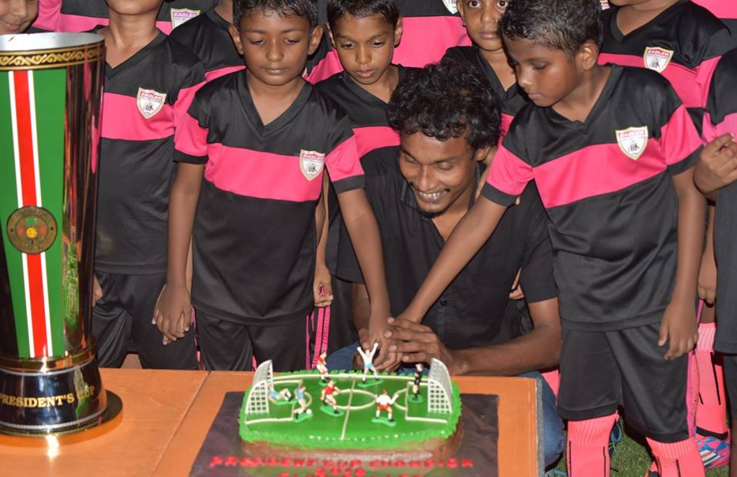 އީގަލްސްގެ ކެޕްޓަން އިމްރާން ނަޝީދު އެ ކްލަބުގެ އެކަޑަމީ ކުޅުންތެރިންނާ އެކު ކާމިޔާބީގެ އުފާފާޅުކުރަނީ.