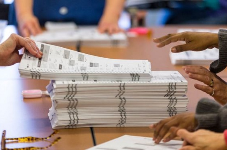 ވޯޓު އަލުން ގުނަން ޓްރަމްޕުގެ ސަޕޯޓަރުން ދެކޮޅު