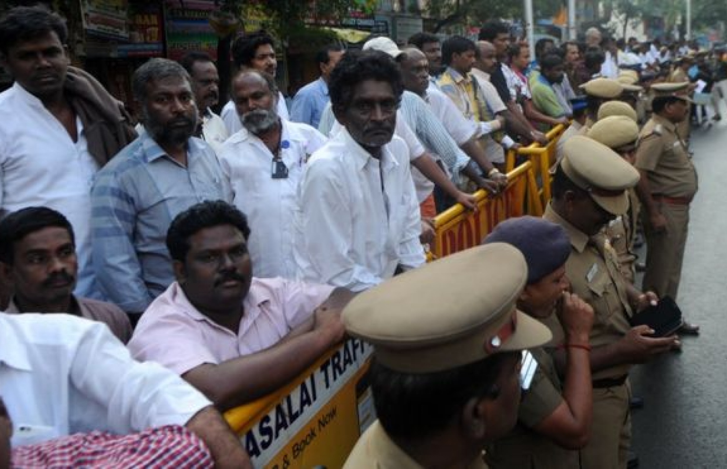 ޖަޔަލަލިތާގެ ހާލަތާ ބެހޭ ފަހުގެ މައުލޫމާތު ހޯދުމަށް ގިނަ ބަޔަކު ވަނީ ހޮސްޕިޓަލަށް ޖަމާވެފައި. --ފޮޓޯ:އޭއެފްޕީ