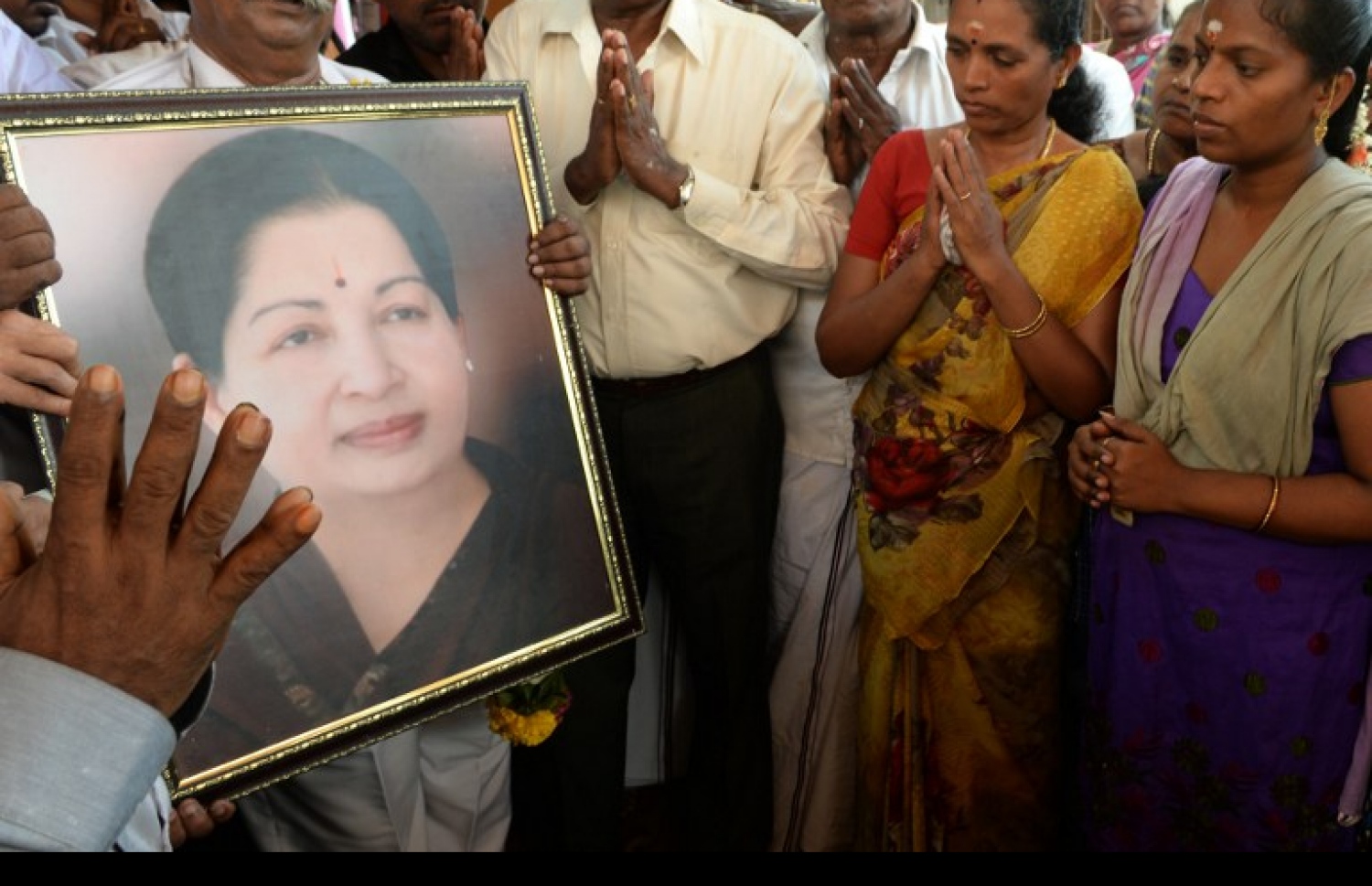 ޖަޔަލަލިތާގެ ސަޕޯޓަރުން އެކަމަނާގެ ފޮޓޯއެއް ހިފައިގެން. --ފޮޓޯ:އޭއެފްޕީ