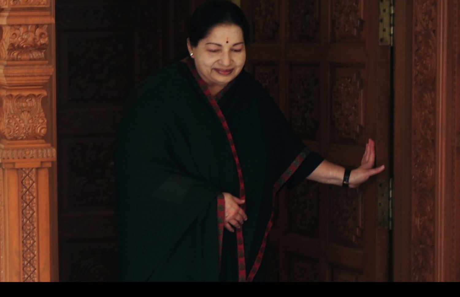 ޗެންނާއި ގައި ހުންނަ ޖަޔަލަލިތާގެ ގެއިން އެކަމަނާ ނުކުމެވަޑައިގަންނަވަނީ. --ފޮޓޯ:އޭއެފްޕީ