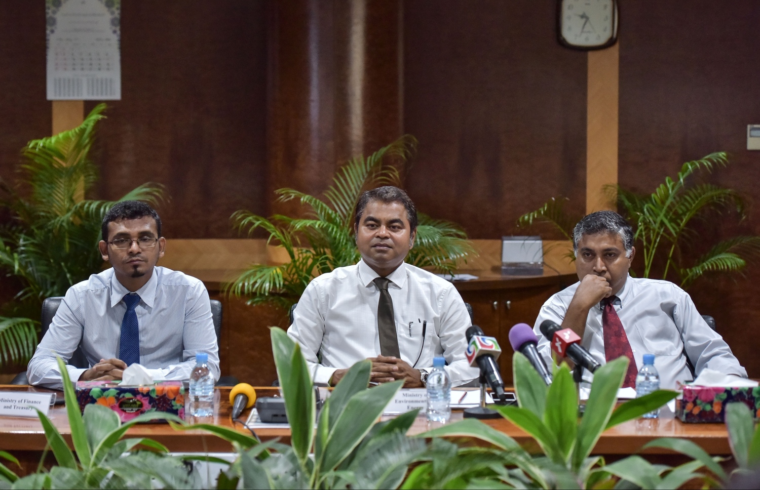 ތިމާވެއްޓާ ބެހޭ މިނިސްޓަރު ތޯރިގު (މ) އަދި ފިނޭންސް މިނިސްޓަރު މުނަައްވަރު މިއަދުގެ ބަައްދަލުވުމުގައި --ފޮޓޯ: ނިޝާން އަލީ/ މިހާރު