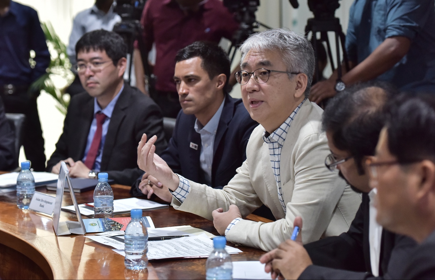 ކުނި ނައްތާލުމާ ބެހޭ ގޮތުން ބޭއްވި ބައްދަލުވުމުގައި ބޭރުގެ ތަޖުރިބާކާރަކު ވާހަކަ ދައްކަވަނީ --ފޮޓޯ: ނިޝާން އަލީ/ މިހާރު