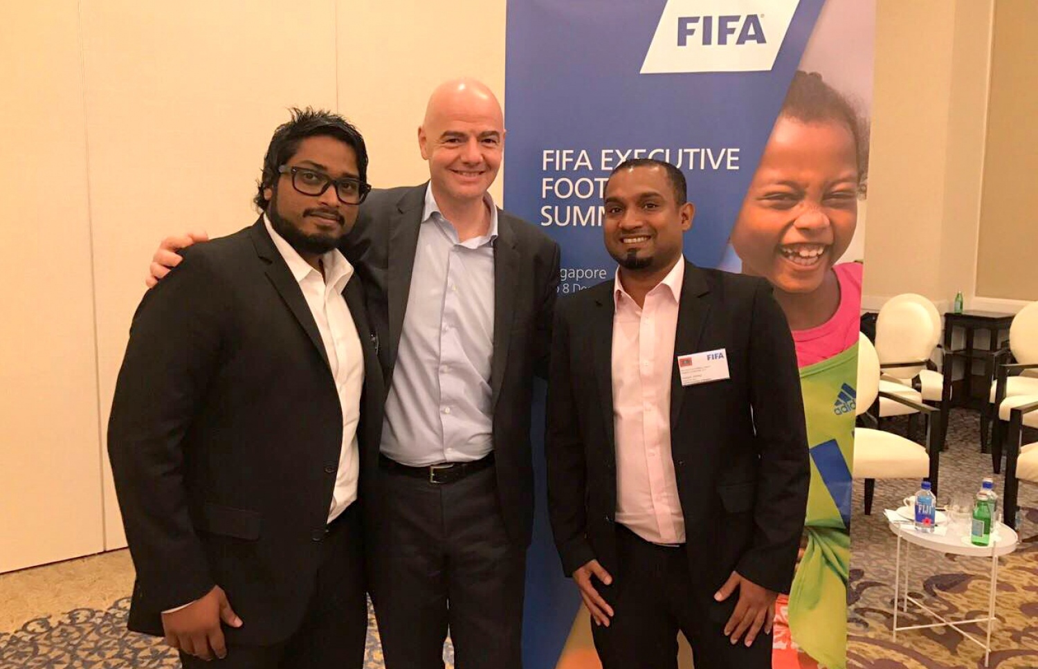 ފީފާގެ ރައީސް ޖިއާނީ އިންފަންޓީނޯ (މ) އާއި އެފްއޭއެމްގެ ރައީސް ބައްސާމް (ވ) އަދި އެފްއޭއެމްގެ ޖެނެރަލް ސެކްރެޓަރީ ޖަވާޒް. -- ފޮޓޯ: އެފްއޭއެމް