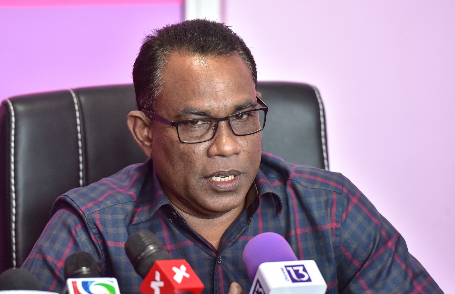 ނޫސްވެރިންގެ ބައްދަލުވުމުގައި އަބްދުއްރަހީމް މިއަދު ވާހަކަ ދައްކަވަނީ: ޕާޓީގެ ހިންގުމަށް އައި ބަދަލާ ގުޅިގެން އެއްވެސް ލިޔެކިޔުމެއް ލިބިފައިނުވާ ކަމަށް އޭނާ ވިދާޅުވި. - ފޮޓޯ: ނިޝާން އަލީ/ މިހާރު