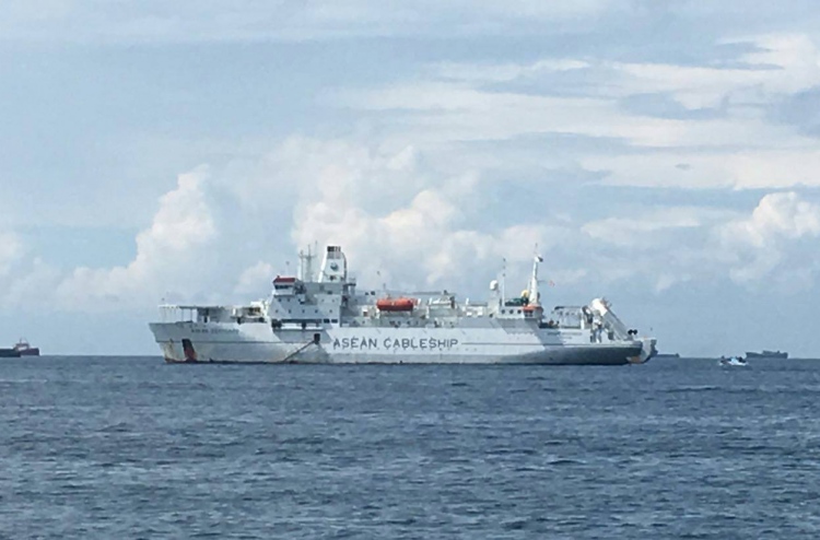 ދިރާގުން ދެކުނުގެ ސަބްމެރިން ކޭބަލް މަރާމާތު ކުރަނީ