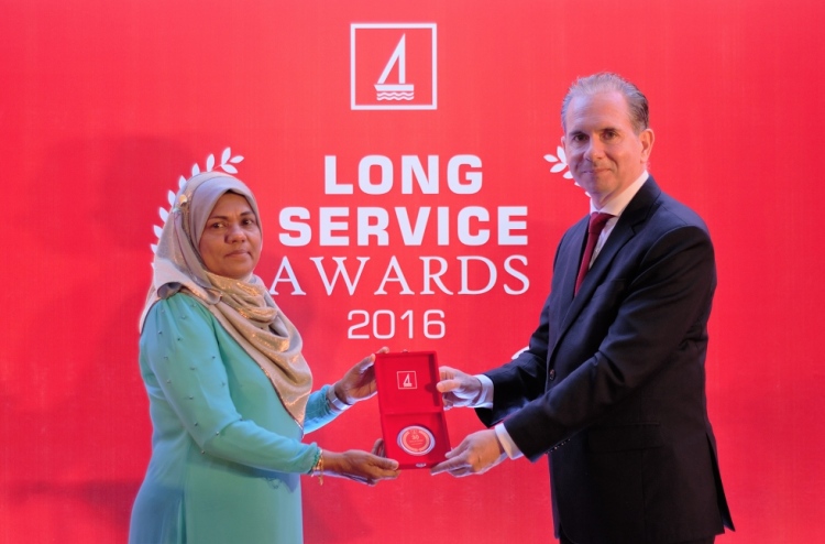 ބީއެމްއެލްގަ ގިނަ ދުވަސްވީ މުވައްޒަފުންނަށް އެވޯޑް ދީފި