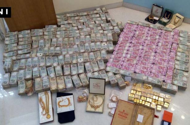 ފޭކް އެކައުންޓްތަކަށް އެއް ބިލިއަން ރުޕީސް ޖަމާކޮށްފި