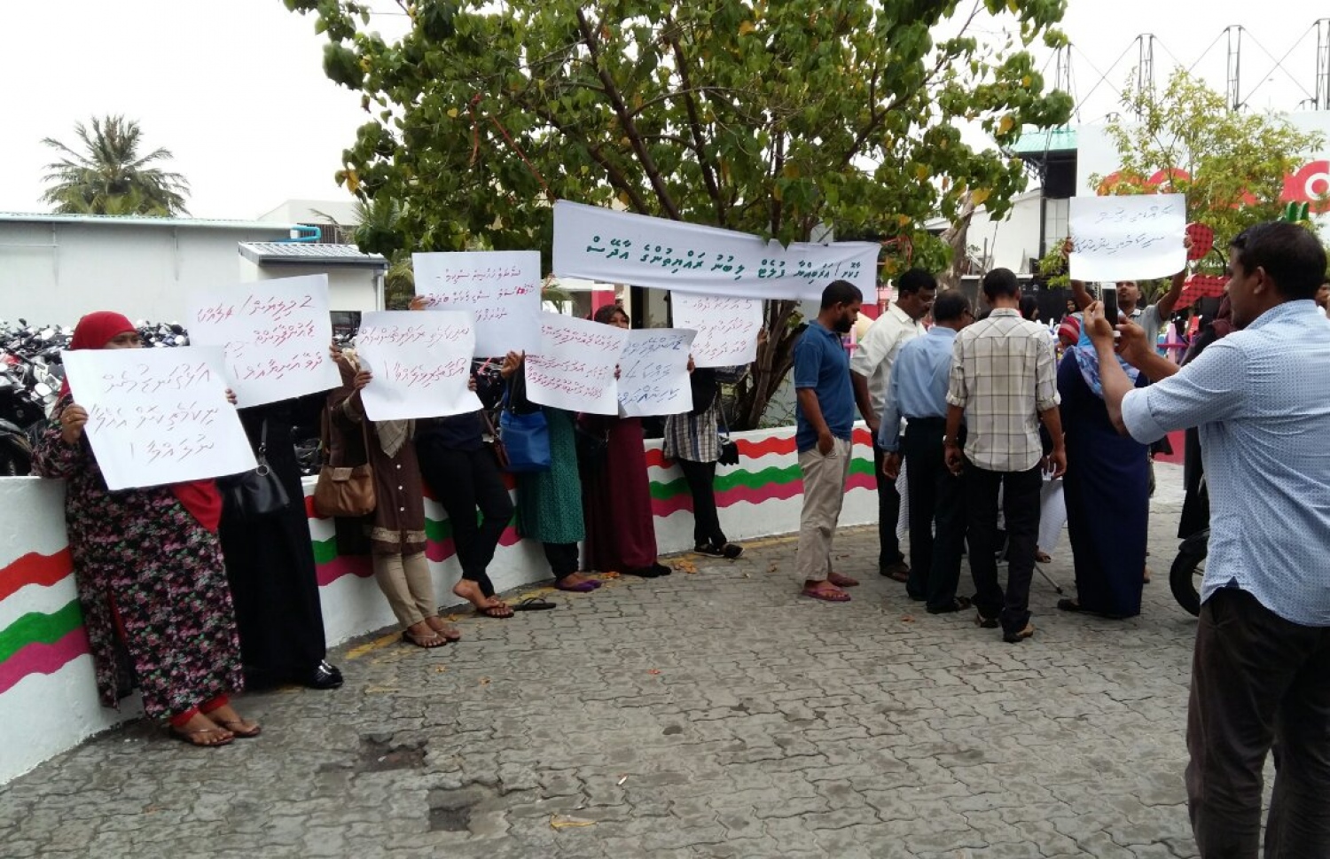 ފްލެޓް ލިބި އެކަމަކު ޑައުންޕޭމަންޓު ނުދެއްކޭތީ ފްލެޓް ދޫކޮށްލަން ޖެހިދާނެ ކަމުގެ ބިރު ހީވެފައިވާ ބަޔަކު އެ މީހުންގެ އަޑު އުފުލަނީ