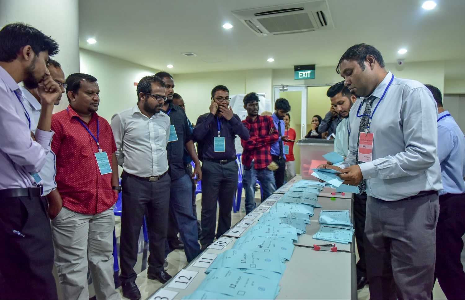 މީޑިއާ ކައުންސިލްގެ އިންތިހާބުގައި ވޯޓު ގުނަނީ