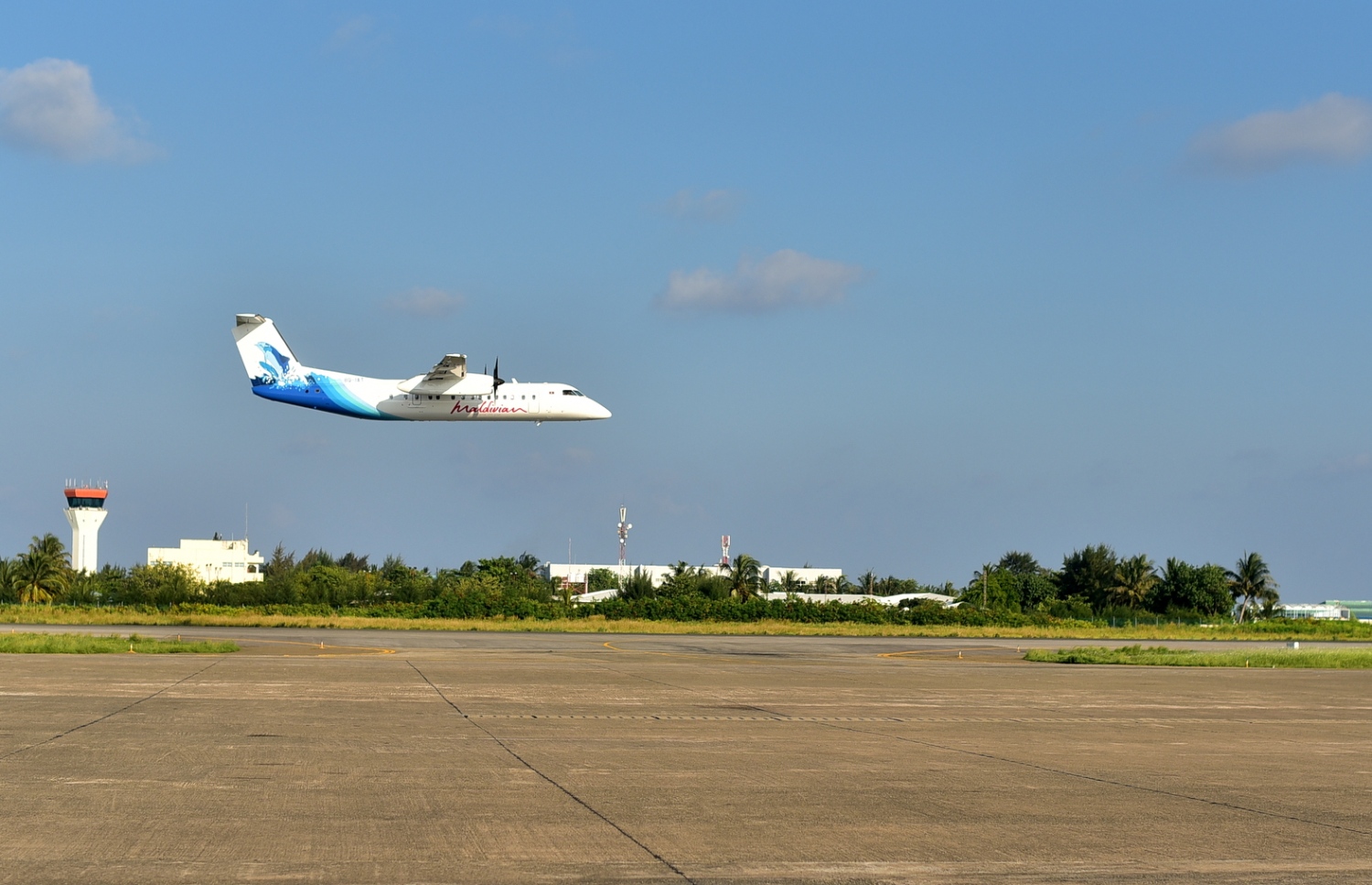 މޯލްޑިވިއަންގެ ބޯޓެއް ރަންވޭ މަތިން ދަތުރުކޮށްފައި ދަނީ. -- މިހާރު ފައިލް ފޮޓޯ