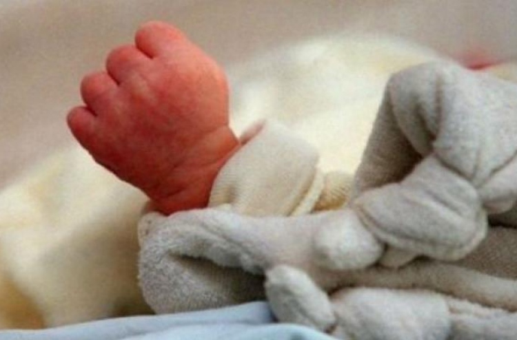 ހަތް މަހުގެ ކުއްޖެއްގެ ބަނޑުގައި އެހެން ކުއްޖެއް!