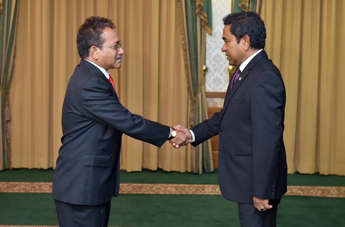 މާލެ: ޑިސެމްބަރު 19، 2016- ރާއްޖެ އިން ސިންގަޕޫރަށް އައްޔަން ކުރެއްވި ނޮން-ރެސިޑެންޓް ސަފީރު ހަމްދޫން ހަމީދު، ރައީސް ޔާމީންއާ ސަލާމް ކުރައްވަނީ.---ފޮޓޯ: ރައީސް އޮފީސް