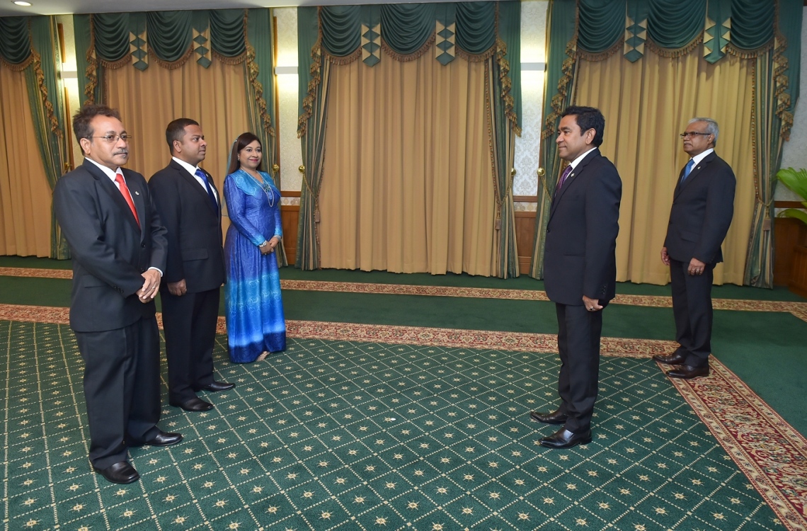 މާލެ: ޑިސެމްބަރު 19، 2016- ރާއްޖެ އިން ޖަޕާނަށް އައްޔަން ކުރެއްވި ސަފީރު މުހައްމަދު ހުސެއިން ޝަރީފް(މ)، ސިންގަޕޫރަށް އައްޔަން ކުރެއްވި ނޮން-ރެސިޑެންޓް ސަފީރު ހަމްދޫން ހަމީދު(ކ) އަދި ޖަރުމަނަށް އައްޔަން ކުރެއްވި ސަފީރު ޖަމީލާ އަލީ(ވ) އާ މަގާމުގެ ލިޔުން ހަވާލުކުރުމަށް ރައީސް އޮފީހުގައި ބޭއްވި ރަސްމިއްޔާތުގެ ތެރެއިން.---ފޮޓޯ: ރައީސް އޮފީސް