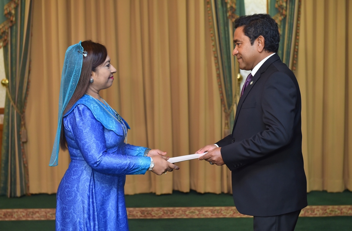 މާލެ: ޑިސެމްބަރު 19، 2016: ރާއްޖެ އިން ޖަރުމަނަށް އައްޔަން ކުރެއްވި ސަފީރު ޖަމީލާ އަލީއާ މަގާމުގެ ލިޔުން، ރައީސް ޔާމީން ހަވާލުކުރައްވަނީ.---ފޮޓޯ: ރައީސް އޮފީސް