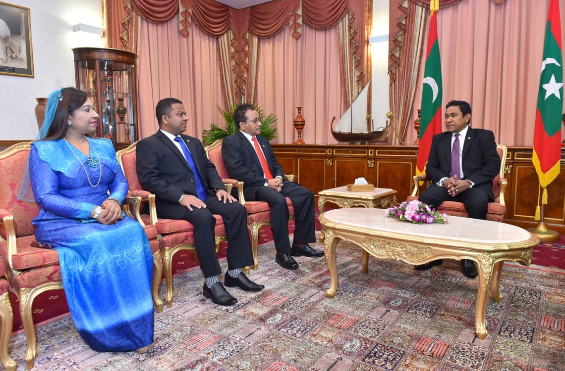 މާލެ: ޑިސެމްބަރު 19، 2016: ރާއްޖެ އިން ޖަޕާން، ޖަރުމަން އަދި ސިންގަޕޫރަށް އައްޔަން ކުރެއްވި ސަފީރުންނާ، ރައީސް ޔާމީން ބައްދަލު ކުރައްވަނީ.---ފޮޓޯ: ރައީސް އޮފީސް