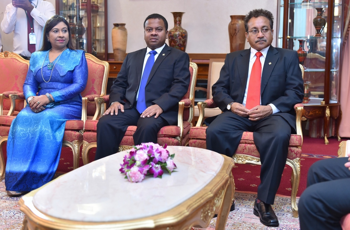 މާލެ: ޑިސެމްބަރު 19، 2016- ރާއްޖެ އިން ޖަޕާން، ޖަރުމަން އަދި ސިންގަޕޫރަށް އައްޔަން ކުރެއްވި ސަފީރުންނާ  ރައީސް ޔާމީން ބައްދަލު ކުރައްވަނީ.---ފޮޓޯ: ރައީސް އޮފީސް