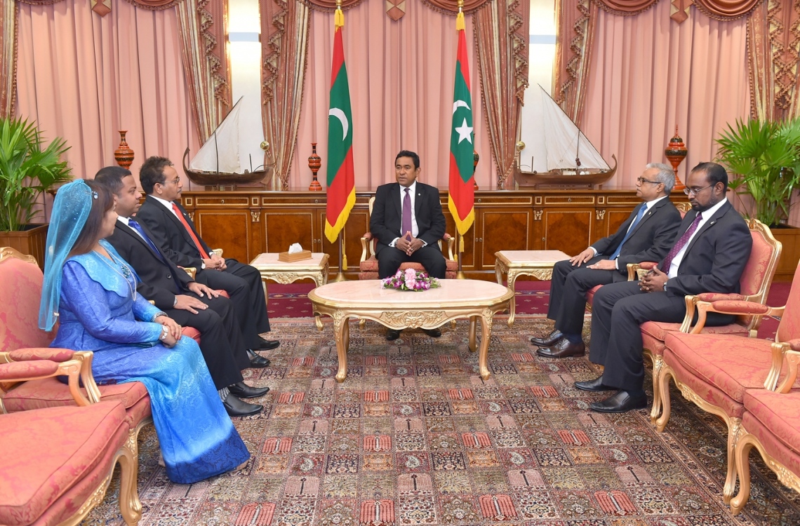 މާލެ: ޑިސެމްބަރު 19، 2016- ރާއްޖެ އިން ޖަޕާން، ޖަރުމަން އަދި ސިންގަޕޫރަށް އައްޔަން ކުރެއްވި ސަފީރުންނާ (ވ) ރައީސް ޔާމީން ބައްދަލު ކުރައްވަނީ.---ފޮޓޯ: ރައީސް އޮފީސް