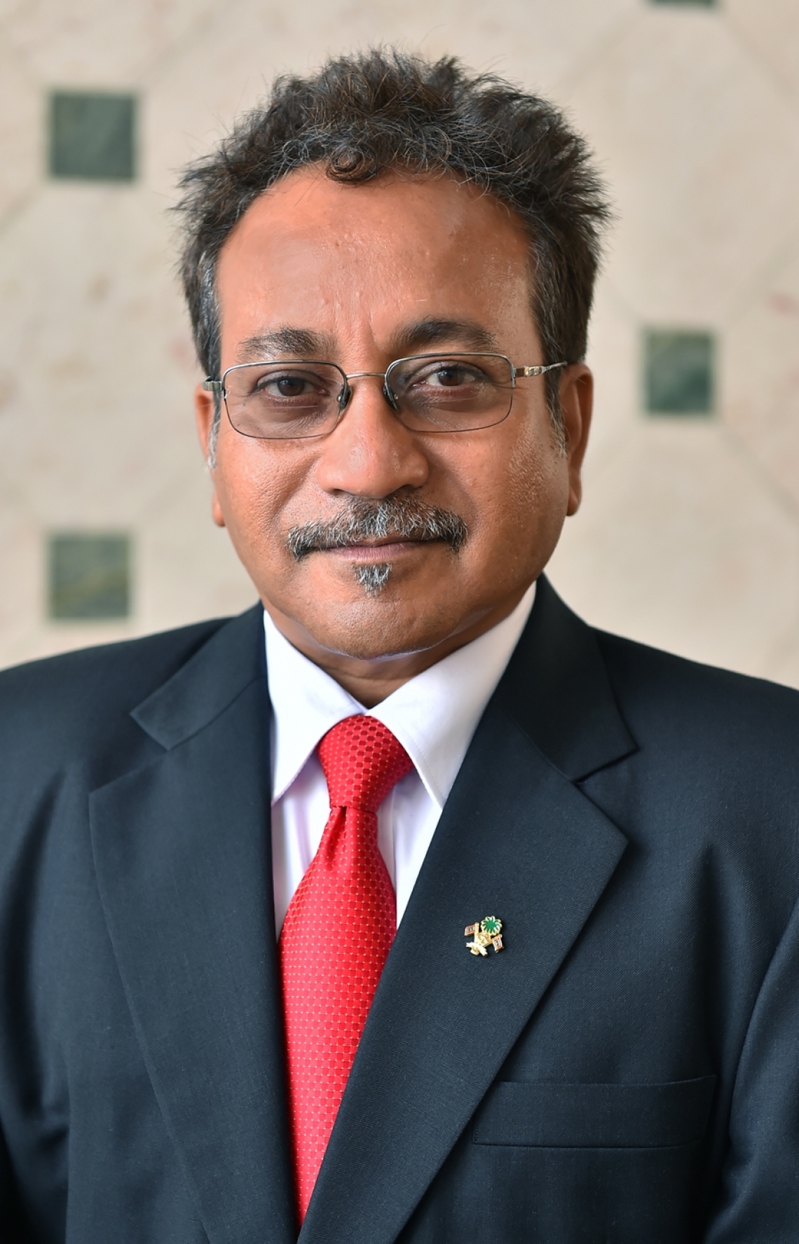 މާލެ: ޑިސެމްބަރު 19، 2016- ރާއްޖެ އިން ސިންގަޕޫރަށް އައްޔަން ކުރެއްވި ނޮން-ރެސިޑެންޓް ސަފީރު ހަމްދޫން ހަމީދު: އޭނާ އަކީ ކުރީގެ ރައީސް މައުމޫންގެ ސަރުކާރުގައި ޕްލޭނިން މިނިސްޓަރުކަން ކުރެއްވި ބޭފުޅެއް. އަދި އިނގުރައިދޫ ދާއިރާގެ މެމްބަރުކަން ވެސް ކުރެއްވި.---ފޮޓޯ: ރައީސް އޮފީސް