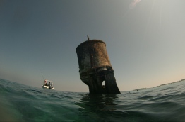 ހއ. އިންނަފިނޮޅު ފަރަށް މީގެ 99 އަހަރު ކުރިން އަރާފައިވާ ބޯޓެއްގެ ބައިތައް ފަރުމަތީގައި. -- ފޮޓޯ: ނިއުމަތުﷲ އިދުރީސް/މިހާރު