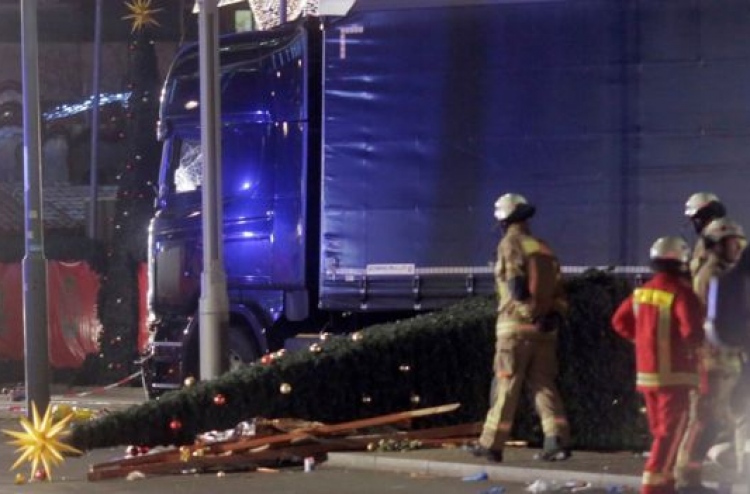 ބާލިންގެ މާކެޓަކަށް ލޮރީއެއް ވައްދާލާ 12 މީހުން މަރު