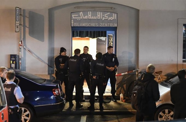 ބަޔަކު ނަމާދަށް ތިއްބާ ބަޑިޖަހާ ތިން މީހުން ޒަހަމްކޮށްލައިފި