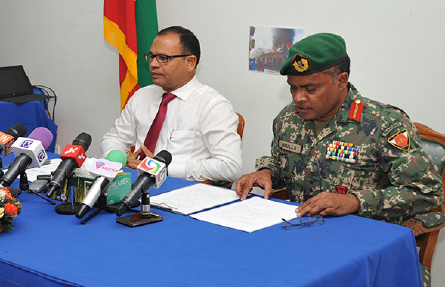 ސިފައިން މިއަދު ބޭއްވި ނޫސްވެރިންގެ ބައްދަލުވުމުގައި ޑިފެންސް މިނިސްޓަރު އާދަމް ޝަރީފު (ވ) އަދި ފަޔާ ރެސްކިއު ސާވިސްގެ ކޮމާންޑާ ކާނަލް އަބްދުﷲ ޒުހުރީ -- ފޮޓޯ: އެމްއެންޑީއެފް