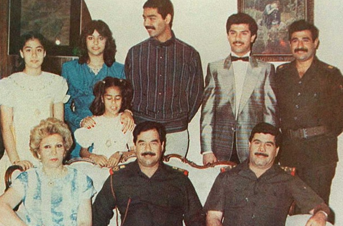 އިރާގުގެ ކުރީގެ ރައީސް ސައްދާމު ހުސައިންގެ އާއިލާ: ފޮޓޯގައި ކޮޅަށް ތިބި މީހުންގެ ވާތް ފަރާތުގައި ރަގާދު.