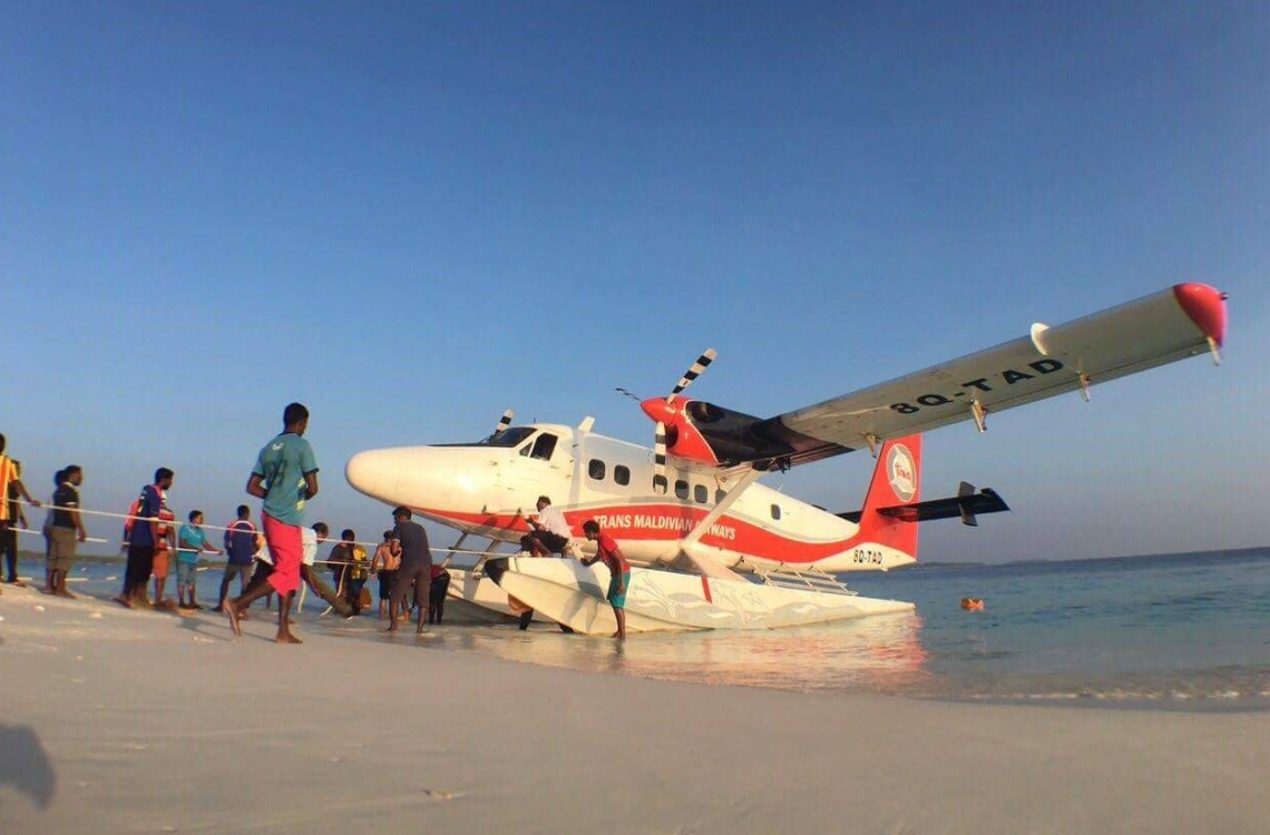 ހެނބަދު އަށް ދިޔަ ޓީއެމްއޭގެ ސީޕްލޭން އެހެލުމުގެ މަސައްކަތް އެ ރަށުގެ ބަޔަކު ކުރަނީ.