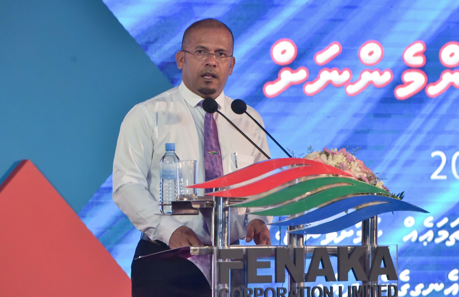 ފެނަކައިގެ މެނޭޖިން ޑިރެކްޓަރު އަހްމަދު ޝަރީފް ވާހަކަ ދައްކަވަނީ: ފެނަކަ އަށް ޑޮލަރު ގަތުމަށް ޝަރޫ ލޯންޗް ސާވިސް އަށް ފައިސާ ދޫކުރި މައްސަލާގައި ފެނަކަ އިން އިހުމާލުވި މުވައްޒަފުންނަށް ދައުވާ ކުރުމާ މެދު މި ހަފުތާގައި ގޮތެއް ނިންމާނެ ކަމަށް ވިދާޅުވި.---މިހާރު ފައިލް ފޮޓޯ