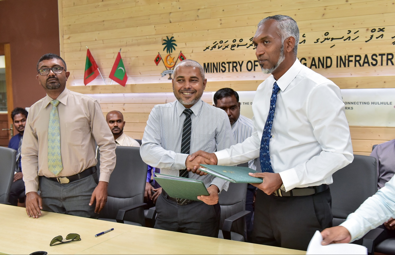 ހުޅުލެ އާއި ހުޅުމާލެ ގުޅުވައިލާ މަގު ހެދުމުގެ އެއްބަސްވުމުގައި ހައުސިން މިނިސްޓަރު މުއިއްޒު (ކ) އާއި އެޗްޑީސީގެ މެނޭޖިން ޑިރެކްޓަރު ސައިމަން މިއަދު ސޮއި ކުރެއްވުމަށް ފަހު އެއްބަސްވުން ބަދަލު ކުރަނީ. --ފޮޓޯ: ނިޝާން އަލީ/ މިހާރު