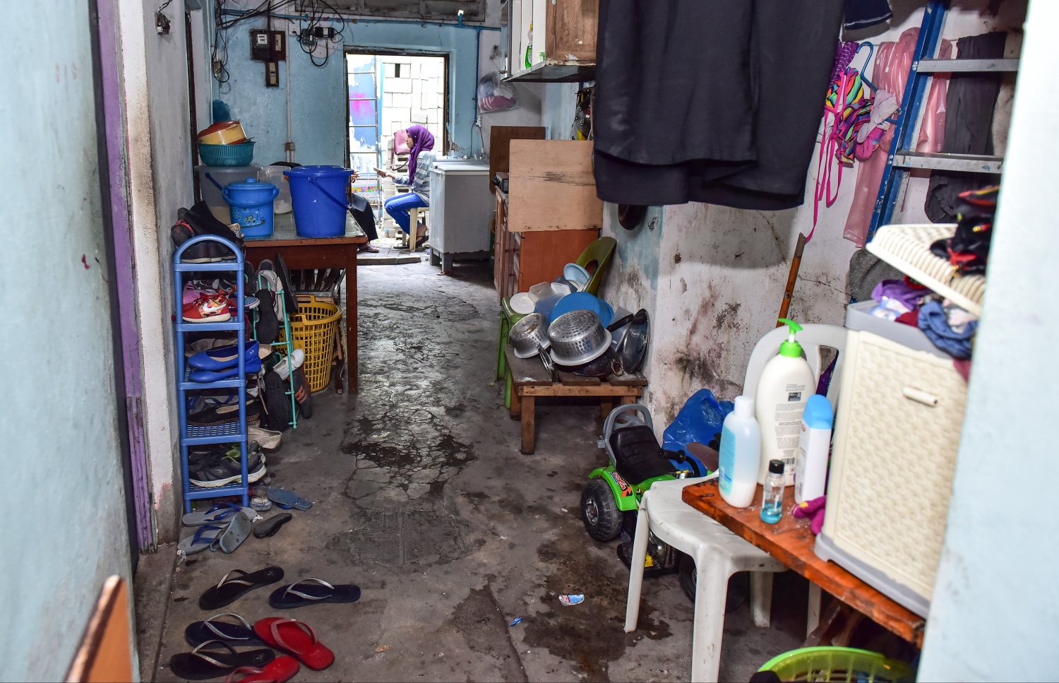 ގޭތެރޭގައި ސާމާނުތައް ފުނިޖެހިފައި: ހަ ދަރިންނަށް ގެ ބަހާލުމުން ކޮންމެ މީހަކަށް ލިބުނީ ކުޑަ ކޮޓަރިއެއް. --ފޮޓޯ: ނިޝާން އަލީ/ މިހާރު