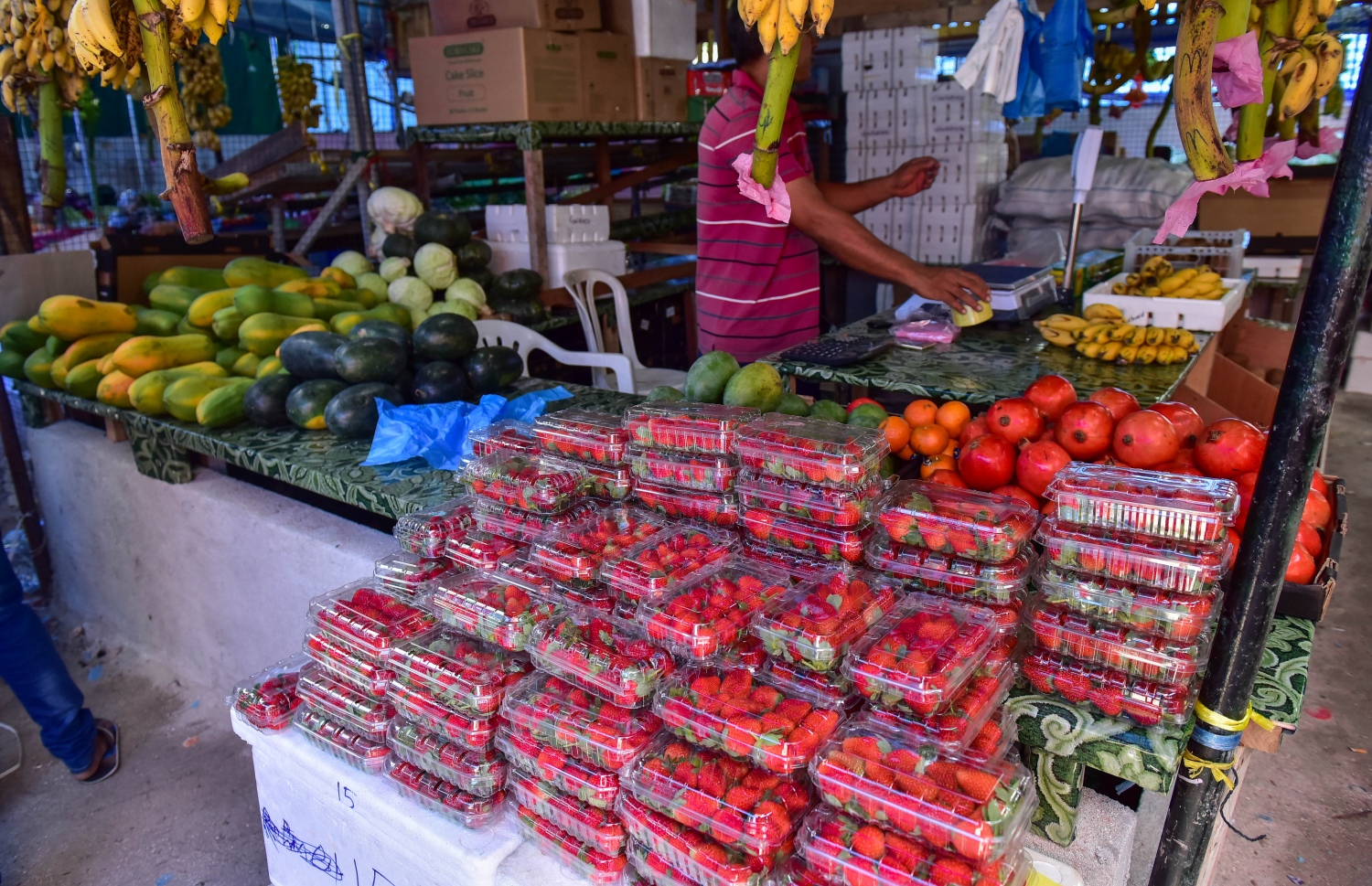 ލޯކަލް މާރުކޭޓުގެ ގޮޅިއެއްގައި ސްޓްރޯބެރީ ފޮށިތަކެއް ވިއްކަން ބަހައްޓާފައި.-- ފޮޓޯ: ނިޝާން އަލީ/ މިހާރު