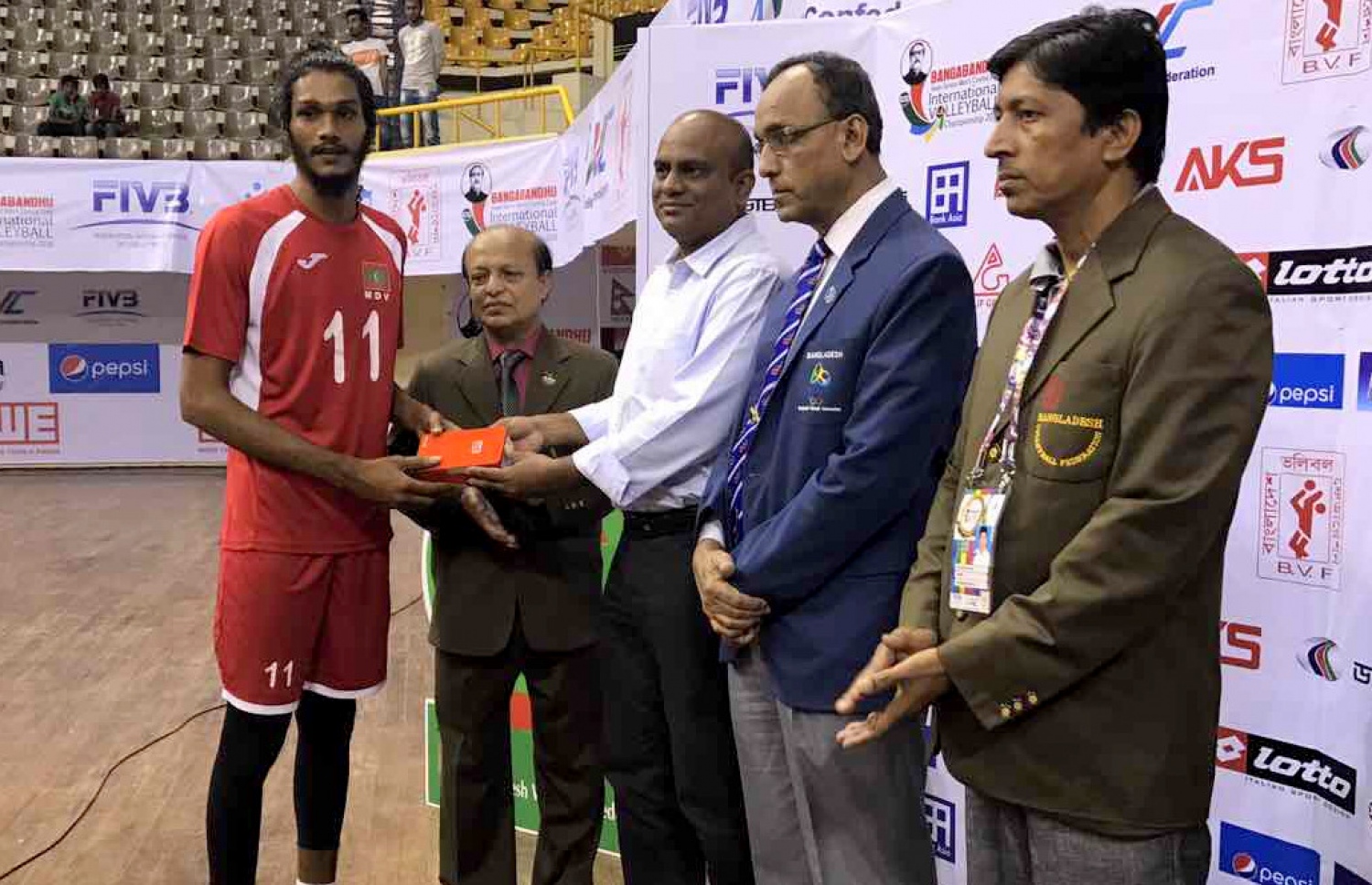 އޭވީސީ ސެންޓްރަލް ޒޯން ވޮލީބޯޅަ މުބާރާތުގެ ތިން ވަނަ ހޮވި މެޗުގެ މޮޅު ކުޅުންތެރިޔާ އަށްދޭ އިނާމް ވީއޭއެމްގެ ރައީސް މުހައްމަދު ލަތީފް (ކ-3) ރާޢްޖޭގެ ނިލާމް (ވ)އާ ހަވާލުކުރަނީ.-- ފޮޓޯ: މިހާރު