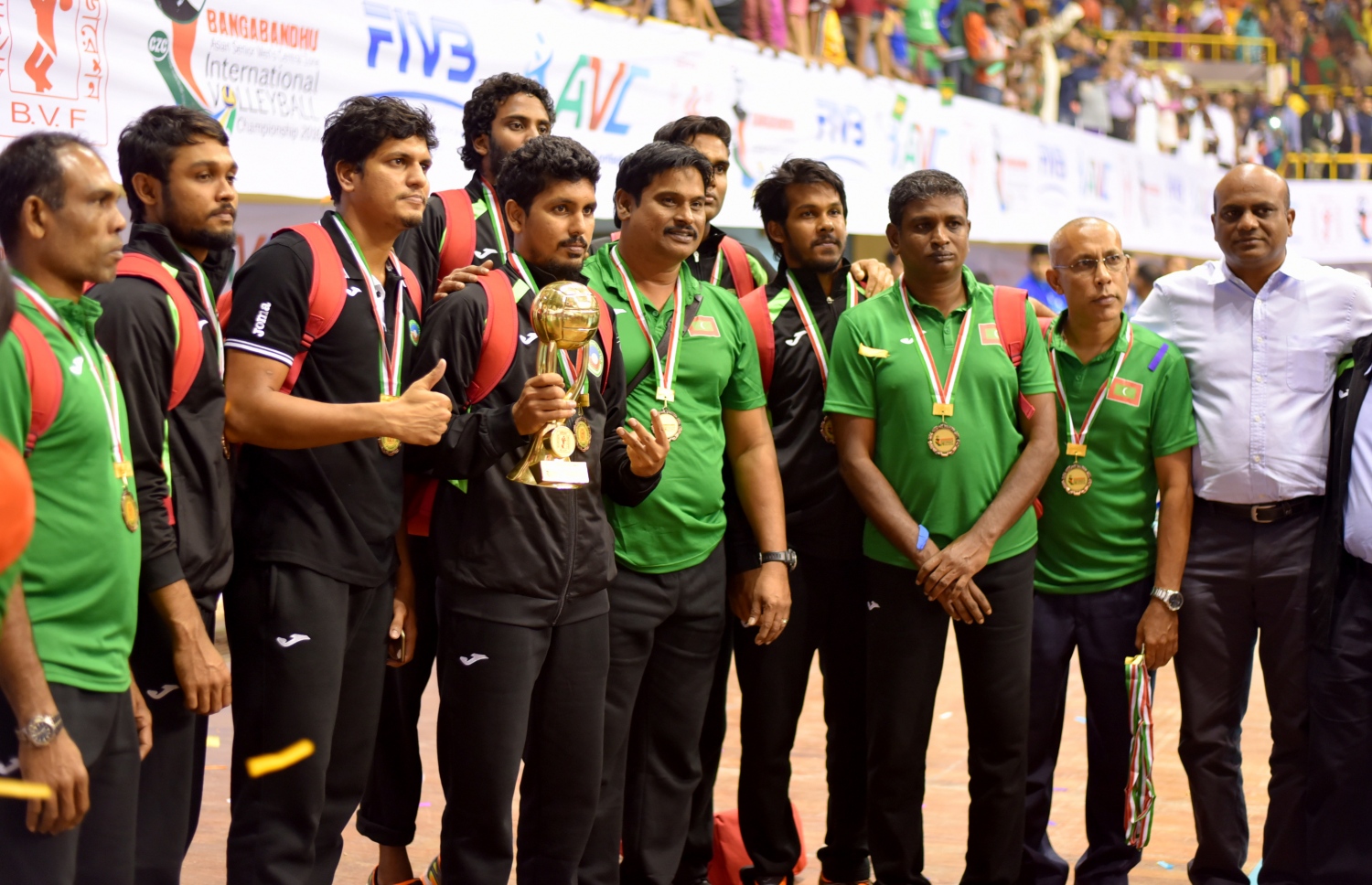 އޭވީސީ ސެންޓްރަލް ޒޯނުގެ ތިން ވަނަ ހޯދުމަށް ފަހު ގައުމީ ވޮލީބޯޅަ ޓީމުގެ ބައެއް ކުޅުންތެރިން ޓްރޮފީ ހިފައިގެން.-- ފޮޓޯ: މިހާރު