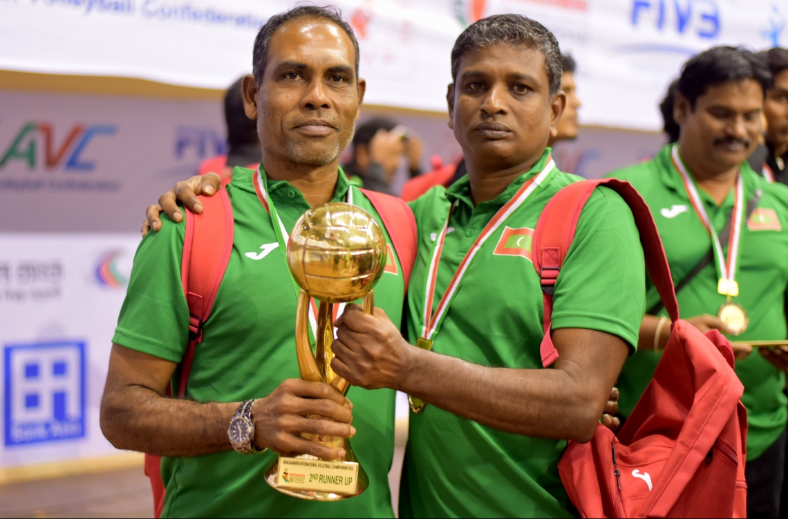 ބަންގްލަދޭޝް، ޑާކާ: ޑިސެމްބަރު 27، 2016: ޓީމުގެ ދެ އެސިސްޓަންޓް ކޯޗުން ކަމަށްވާ ސަޑިއްކެ (ކ) އާއި ނިޒާރު.-- ފޮޓޯ: މިހާރު