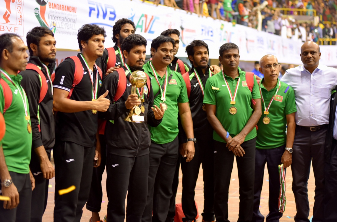 ބަންގްލަދޭޝް، ޑާކާ: ޑިސެމްބަރު 27، 2016: އޭވީސީ ސެންޓްރަލް ޒޯން ވޮލީބޯޅަ މުބާރާތުގެ ތިން ވަނަ އަށް ދިން ޓްރޮފީ ހިފައިންގެން ގައުމީ ވޮލީ ޓީމުގެ ބައެއް ކުޅުންތެރިންނާއި ޓީމުގެ އޮފިޝަލުން.-- ފޮޓޯ: މިހާރު