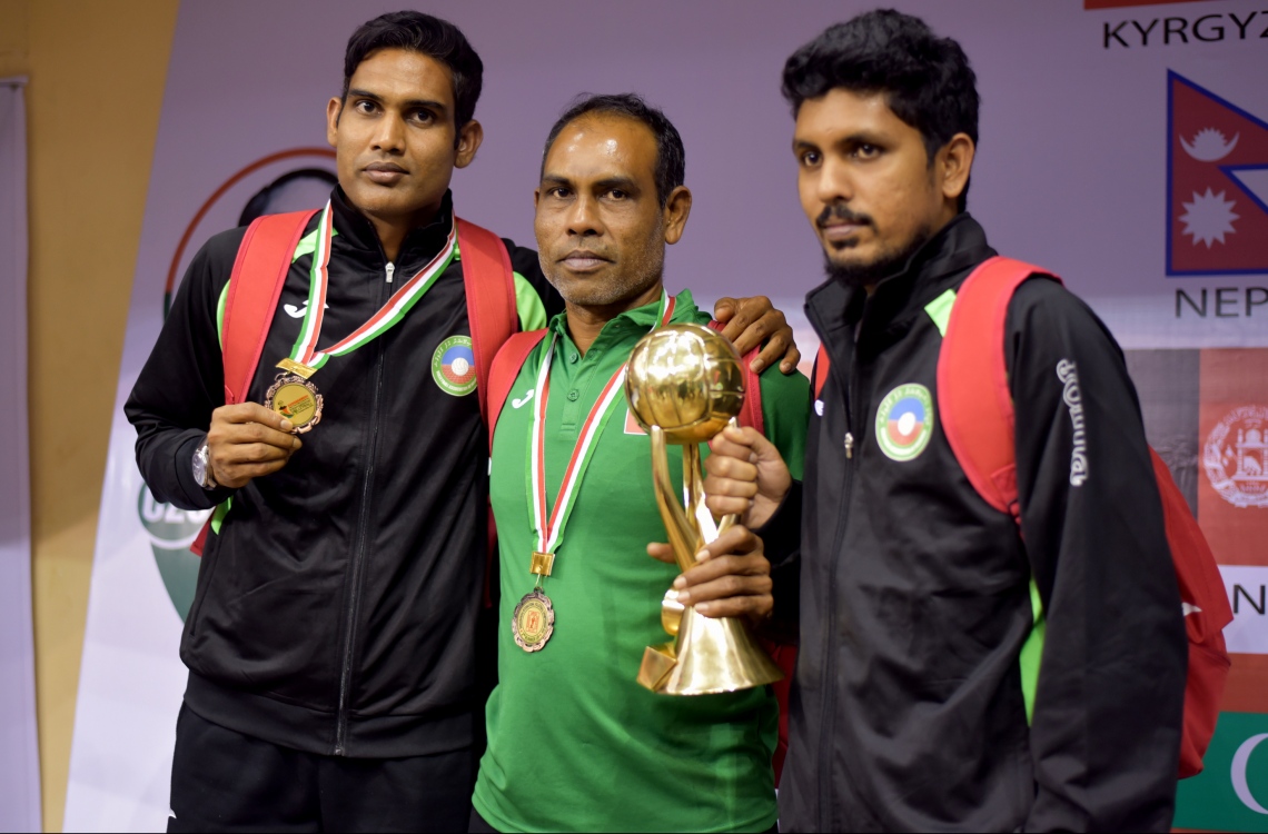 ބަންގްލަދޭޝް، ޑާކާ: ޑިސެމްބަރު 27، 2016: ގައުމީ ވޮލީ ޓީމުގެ ކެޕްޓަން ބަޓީސް (ކ) އާއި އެސިސްޓަންޓް ކޯޗު ނިޒާރު (މ) އަދި ތަޖުރިބާކާރު ކުޅުންތެރިޔާ ލޯންގޭ.-- ފޮޓޯ: މިހާރު