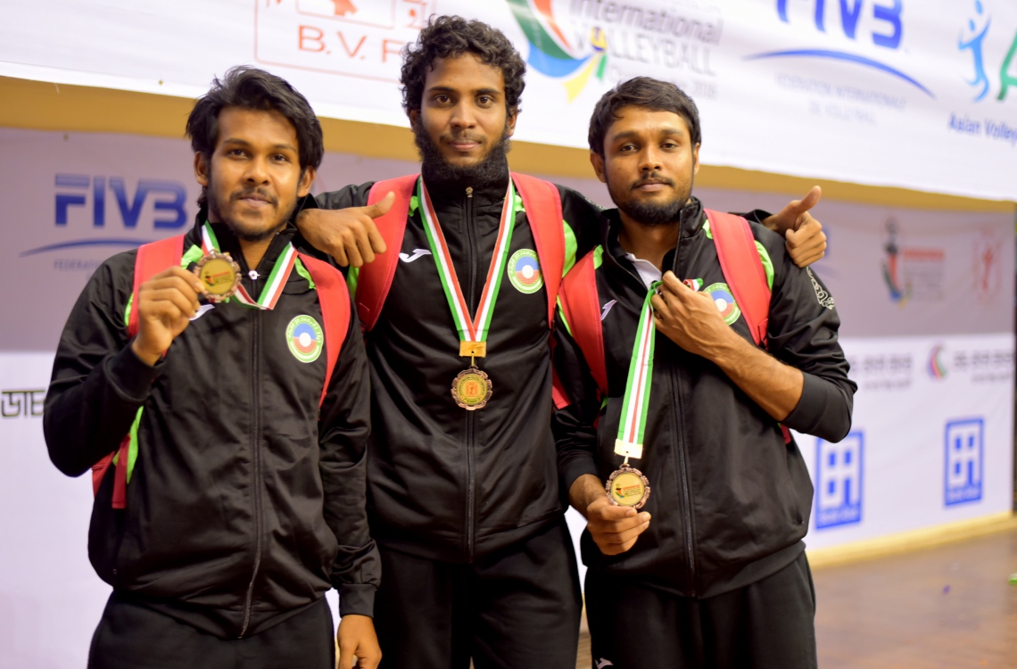 ބަންގްލަދޭޝް، ޑާކާ: ޑިސެމްބަރު 27، 2016: ގައުމީ ވޮލީ ޓީމުގެ ހުޒާމް (ކ) އާއި ފައިރޫޒް (މ) އަދި ޖަވާމް މެޑަލް ދައްކާލަނީ.-- ފޮޓޯ: މިހާރު