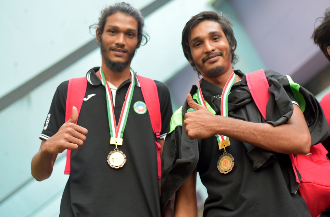 ބަންގްލަދޭޝް، ޑާކާ: ޑިސެމްބަރު 27، 2016: ގައުމީ ވޮލީ ޓީމުގެ ދެ ކުޅުންތެރިން: ތިން ވަނަ ހޮވާ މެޗުގެ މޮޅު ކުޅުންތެރިޔާ ހަސަން ނިލާމް (ވ) އާއި ހުސެއިން ވިޝާމް.-- ފޮޓޯ: މިހާރު