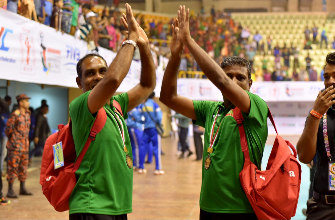 ބަންގްލަދޭޝް، ޑާކާ: ޑިސެމްބަރު 27، 2016: ގައުމީ ވޮލީޓީމުގެ ޓީމުގެ ދެ އެސިސްޓަންޓް ކޯޗުން: ނިޒާރު އިބްރާހިމް (ވ) އާއި އިބްރާހިމް ޝިހާމް (ކ).-- ފޮޓޯ: މިހާރު