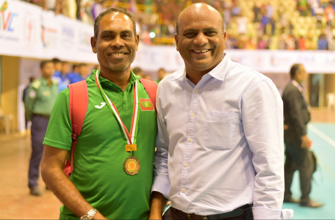 ބަންގްލަދޭޝް، ޑާކާ: ޑިސެމްބަރު 27، 2016: ގައުމީ ވޮލީ ޓީމުގެ އެސިސްޓަންޓް ކޯޗު ނިޒާރު (ވ) ވީއޭއެމްގެ ރައީސް މުހައްމަދު ލަތީފްއާ އެކު.-- ފޮޓޯ: މިހާރު