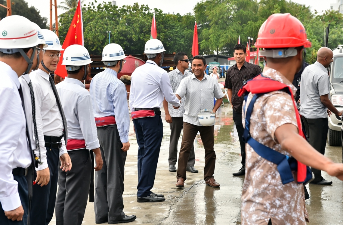 މާލެ: ޑިސެމްބަރު 28، 2016: ހުޅުލެ އާއި މާލެއާ ދެމެދު އަޅާ ބްރިޖުގެ މަސައްކަތް ކުރަމުން އަންނަ ސަރަހައްދަށް ރައީސް އަބްދުﷲ ޔާމީންގެ ދެކަނބަލުން ވަޑައިގަތުމުން، ޗައިނާގެ ސީސީސީސީ ކުންފުނީގެ އިސް ބޭފުޅުން އެކަނބަލުންނަށް މަރުހަބާ ކިޔުއްވަނީ.-- ފޮޓޯ: ރައީސް އޮފީސް