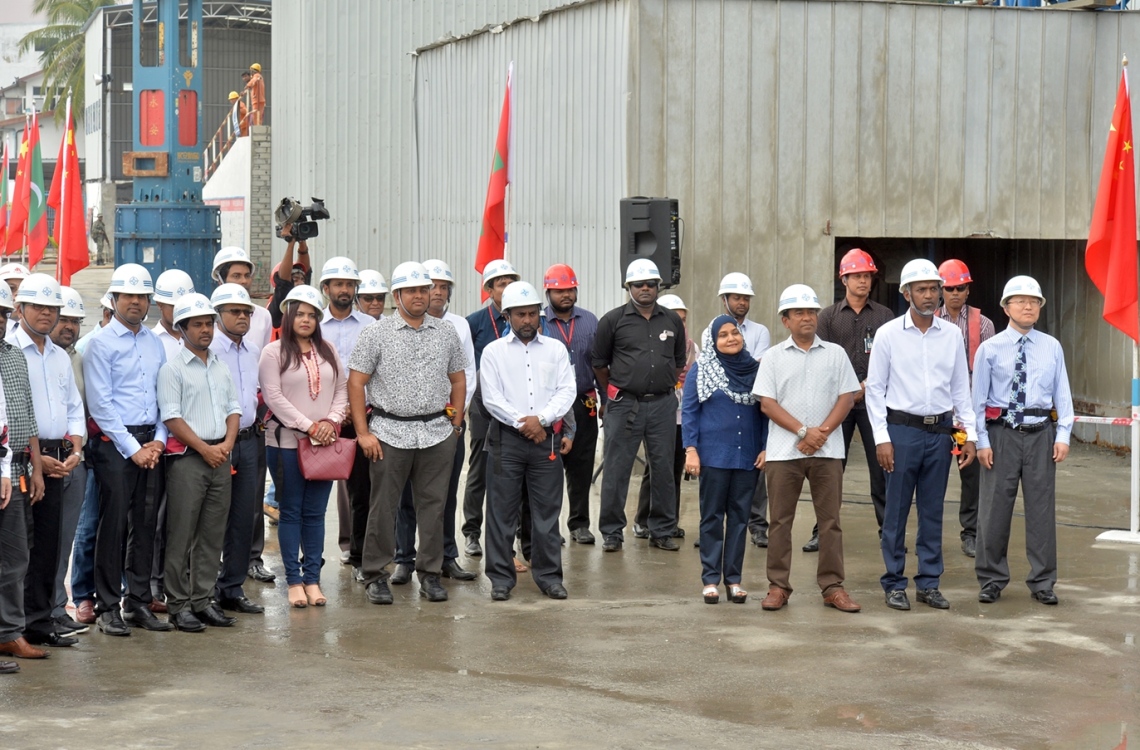 މާލެ: ޑިސެމްބަރު 28، 2016: ހުޅުލެ އާއި މާލެއާ ދެމެދު އަޅާ ބްރިޖުގެ މަސައްކަތް ކުރަމުން އަންނަ ސަރަހައްދަށް ރައީސް އަބްދުﷲ ޔާމީންގެ ދެކަނބަލުންނާއި ބައެއް ވަޒީރުންނާއި އަދި ޗައިނާގެ ސީސީސީސީ ކުންފުނީގެ އިސް ބޭފުޅުން ވަޑައިގެން ބައްލަވައި ލައްވަނީ.-- ފޮޓޯ: ރައީސް އޮފީސް