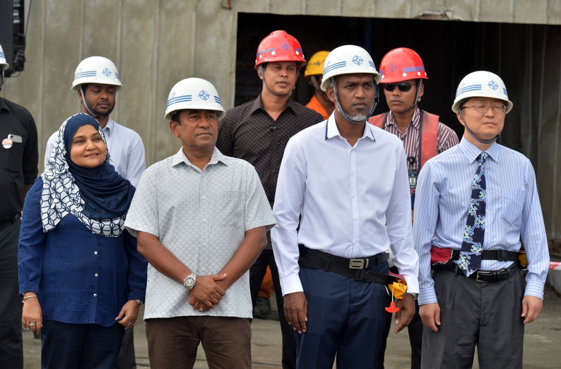 މާލެ: ޑިސެމްބަރު 28، 2016: ހުޅުލެ އާއި މާލެއާ ދެމެދު އަޅާ ބްރިޖުގެ މަސައްކަތް ކުރަމުން އަންނަ ސަރަހައްދަށް ރައީސް އަބްދުﷲ ޔާމީންގެ ދެކަނބަލުންނާއި ބައެއް ވަޒީރުންނާއި އަދި ޗައިނާގެ ސީސީސީސީ ކުންފުނީގެ އިސް ބޭފުޅުން ވަޑައިގެން ބައްލަވައި ލައްވަނީ.-- ފޮޓޯ: ރައީސް އޮފީސް