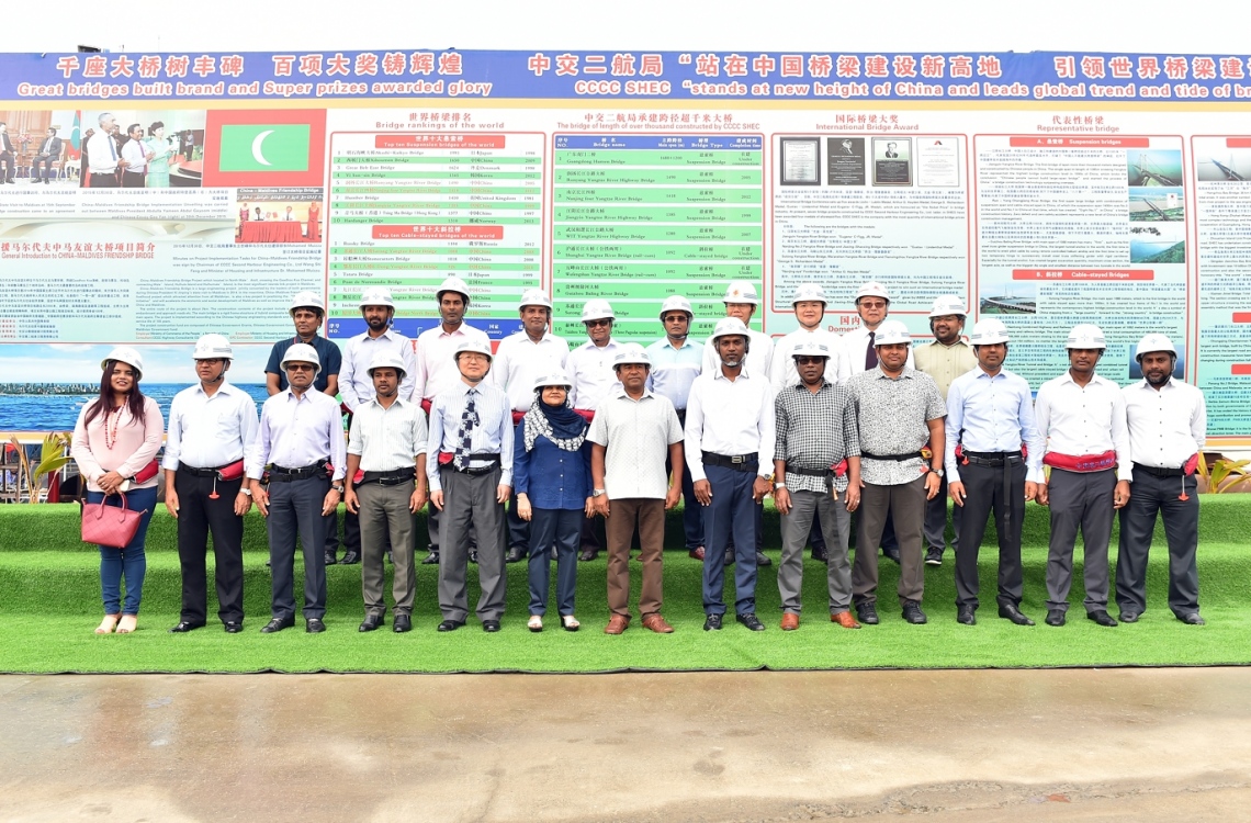 މާލެ: ޑިސެމްބަރު 28، 2016: ހުޅުލެ އާއި މާލެއާ ދެމެދު އަޅާ ބްރިޖުގެ މަސައްކަތް ކުރަމުން އަންނަ ސަރަހައްދަށް ރައީސް އަބްދުﷲ ޔާމީންގެ ދެކަނބަލުންނާއި ބައެއް ވަޒީރުންނާއި އަދި ޗައިނާގެ ސީސީސީސީ ކުންފުނީގެ އިސް ބޭފުޅުން ވަޑައިގެން، ފޮޓޯއަކަށް ހުއްޓިގެން.-- ފޮޓޯ: ރައީސް އޮފީސް