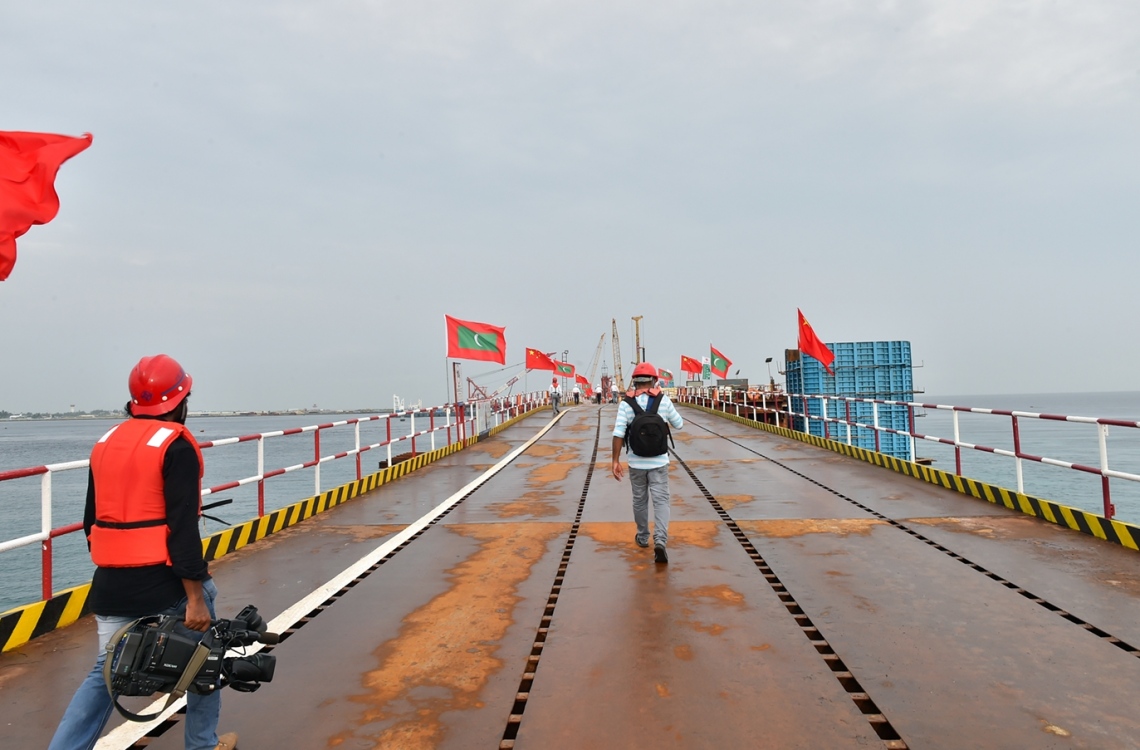 މާލެ: ޑިސެމްބަރު 28، 2016- ހުޅުލެ އާއި މާލެއާ ދެމެދު އަޅާ ބްރިޖުގެ މަސައްކަތް ކުރަމުން އަންނަ ޕްލެޓްފޯމް.--- ފޮޓޯ: ރައީސް އޮފީސް