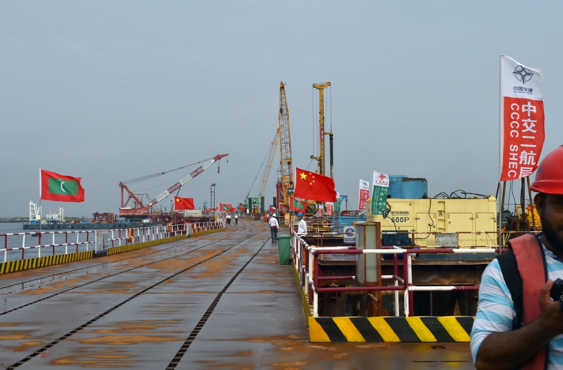 މާލެ: ޑިސެމްބަރު 28، 2016: ހުޅުލެ އާއި މާލެއާ ދެމެދު އަޅާ ބްރިޖުގެ މަސައްކަތް ކުރަމުން އަންނަ ޕްލެޓް ފޯމް.-- ފޮޓޯ: ރައީސް އޮފީސް