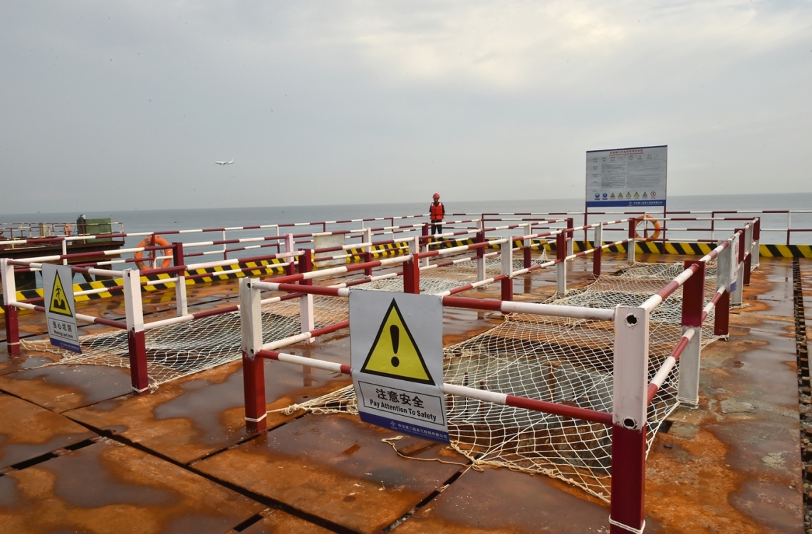 މާލެ: ޑިސެމްބަރު 28، 2016: ހުޅުލެ އާއި މާލެއާ ދެމެދު އަޅާ ބްރިޖުގެ މަސައްކަތް ކުރަމުން އަންނަ ޕްލެޓްފޯމް.-- ފޮޓޯ: ރައީސް އޮފީސް